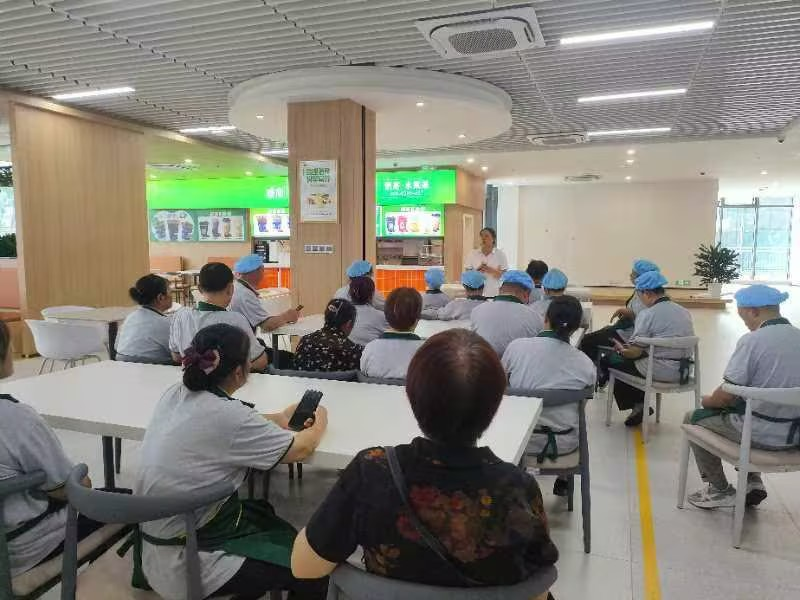 重庆现代制造职业学院召开学校食堂全体员工培训会
