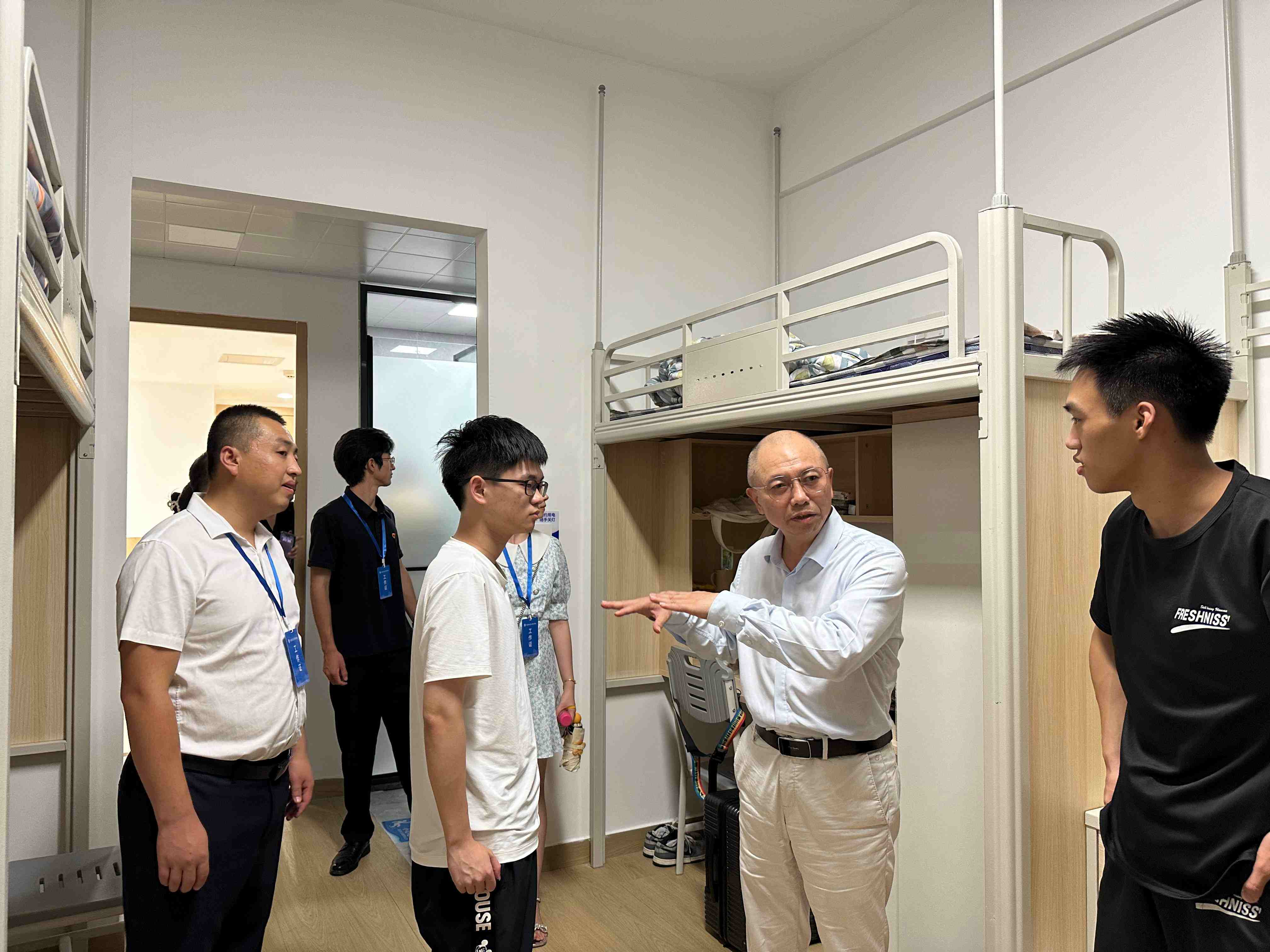 心系学子，情暖校园 ——工学院领导深入新生宿舍