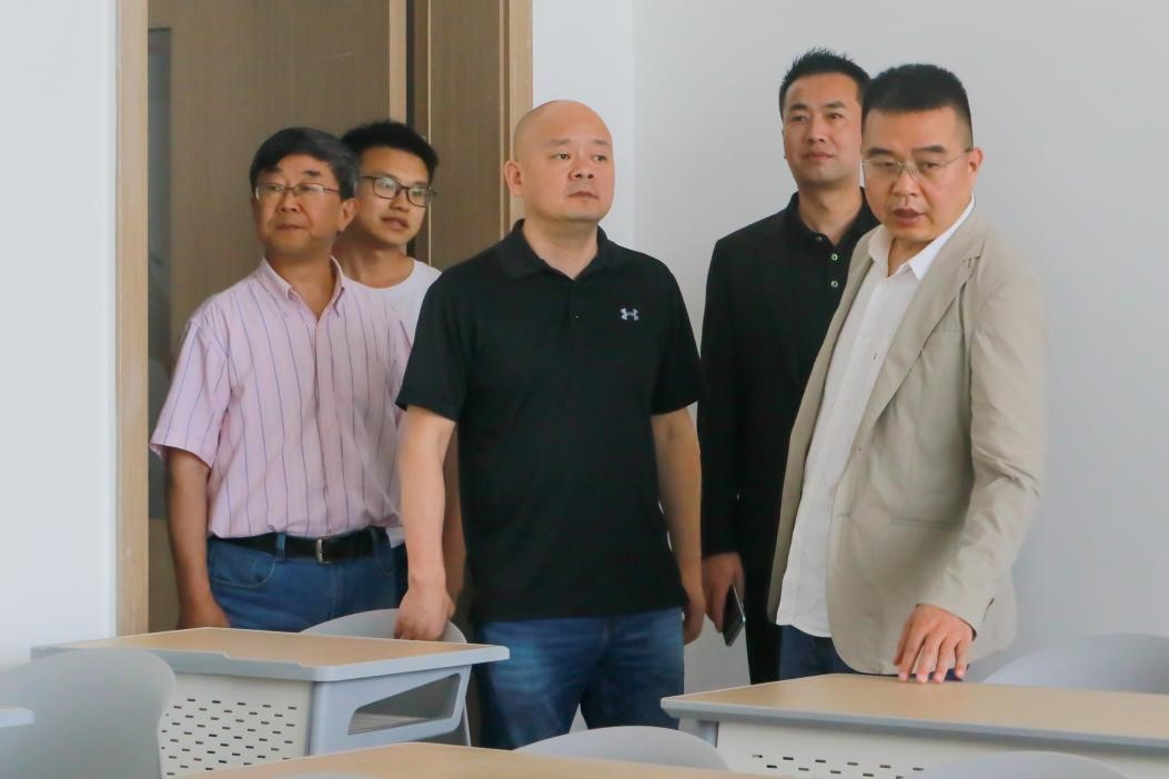 雅迪科技集团周超一行莅临我校参观考察