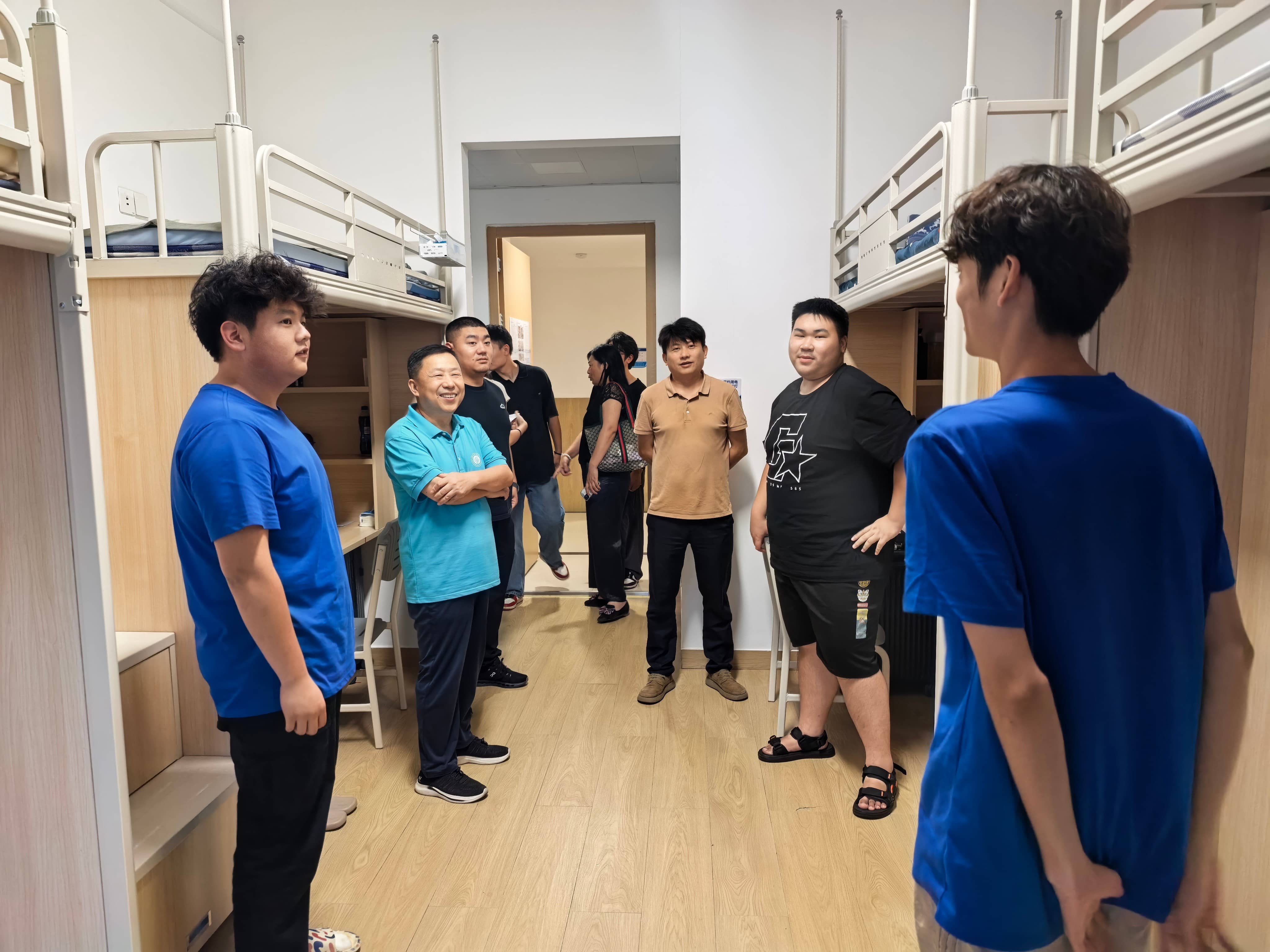 数字商学院领导与教师代表到新生宿舍开展看望慰问工作