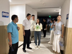 智能控制学院负责人一行  深入新生寝室传递暖心关怀