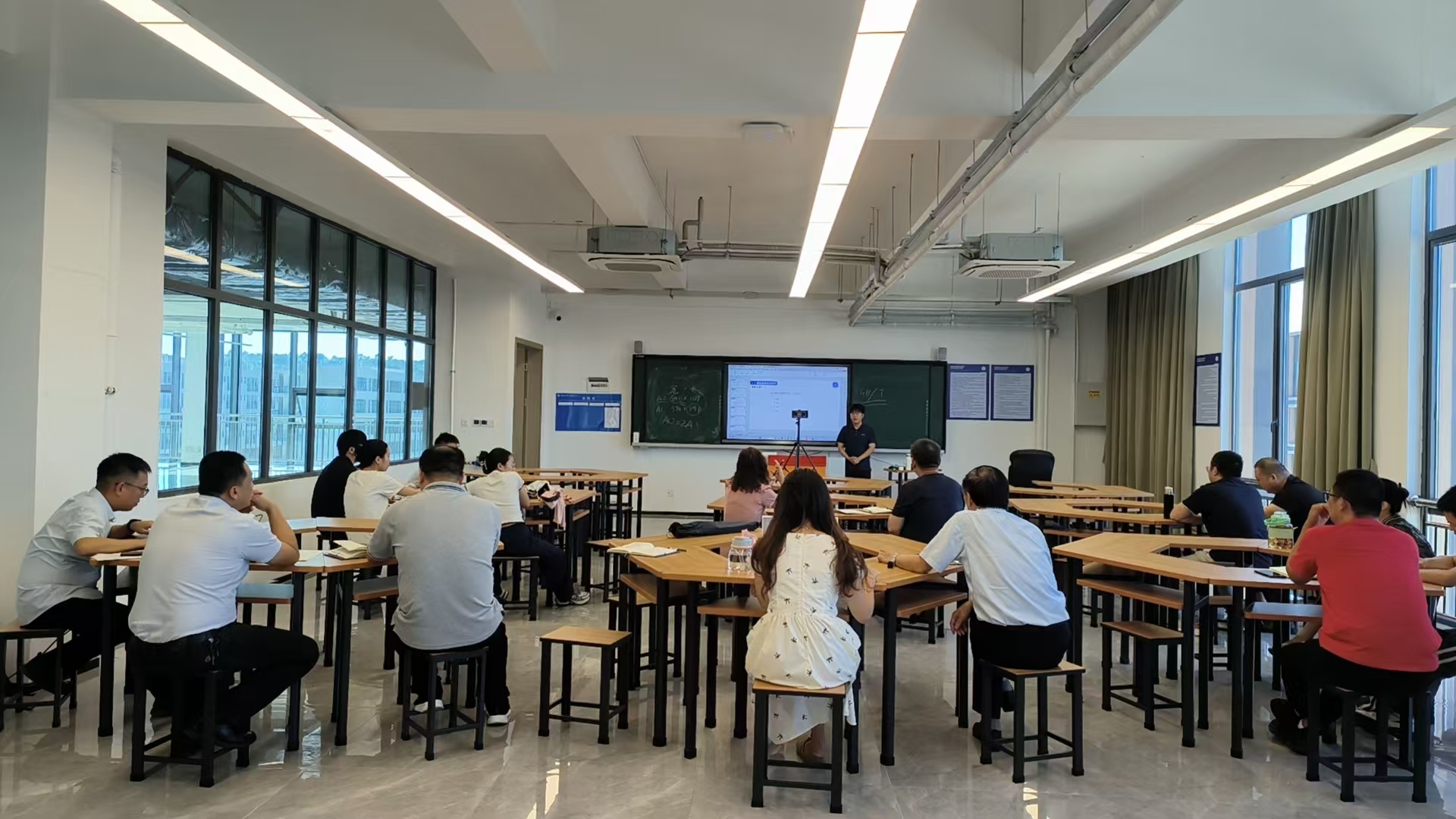 我校2025年秋季新进教师试讲活动圆满结束