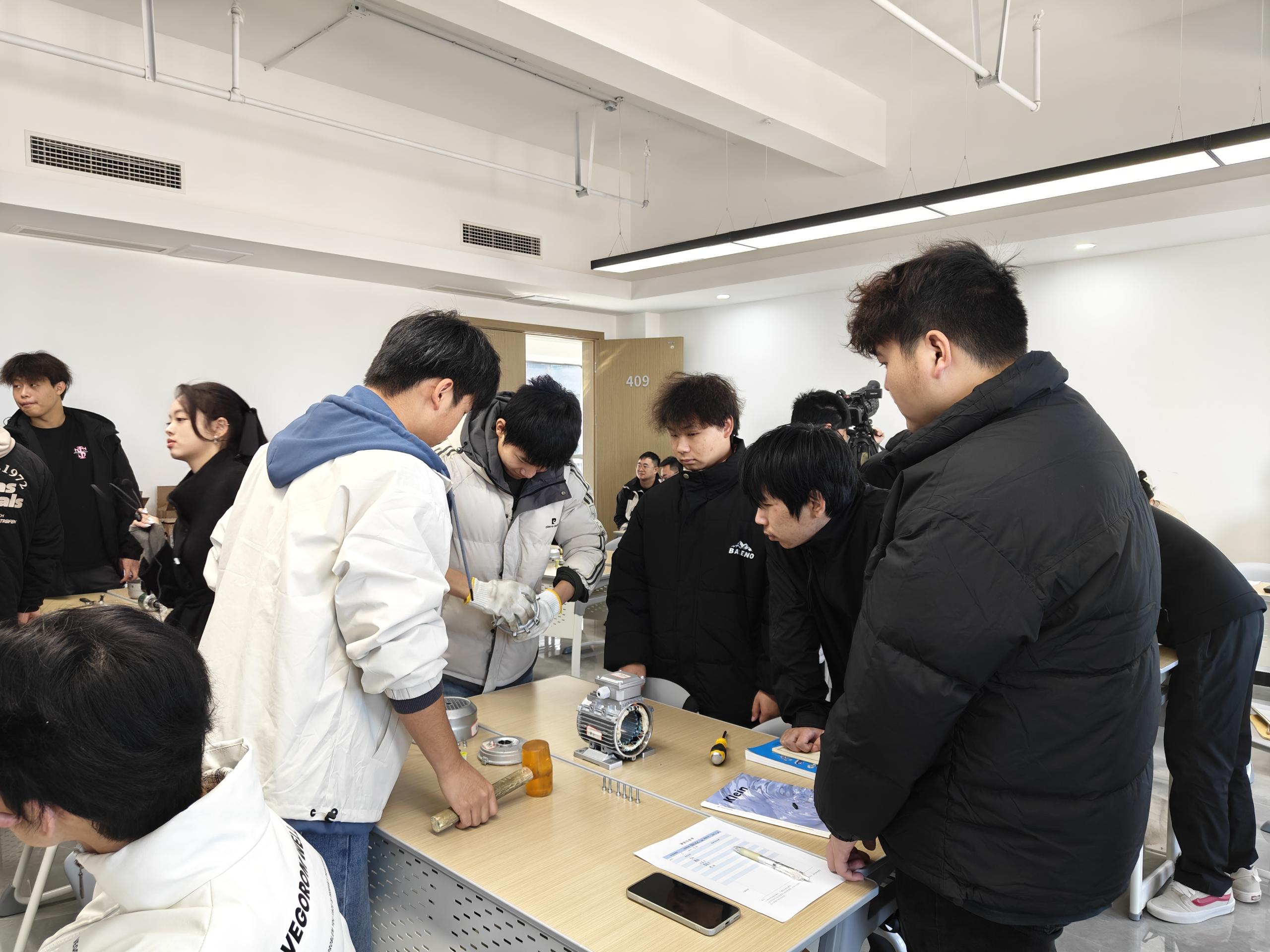 智能控制学院成功举办多场公开课，理实一体深化教学改革