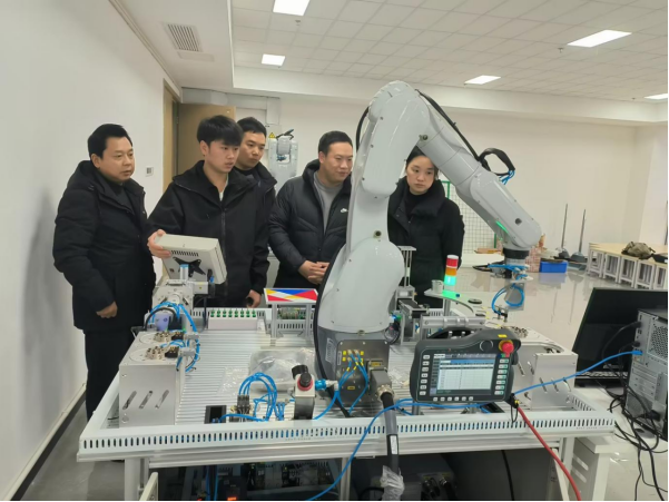 机器人专业教师沉浸式培训，打造“能讲会做”的双师型队伍