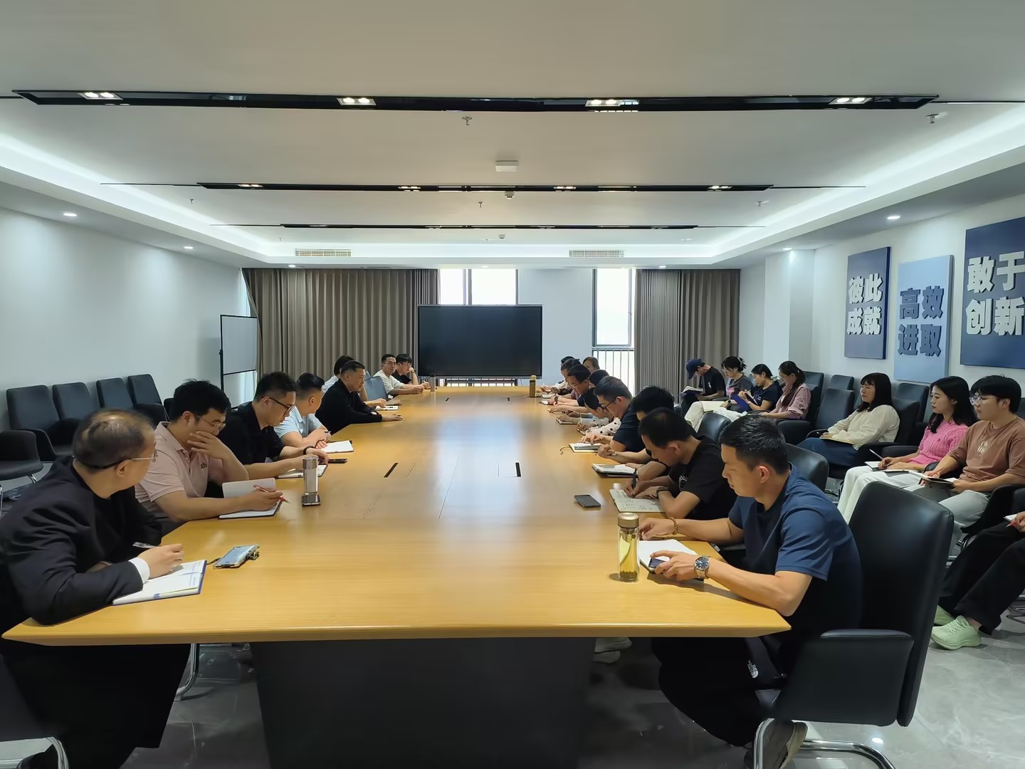 凝心聚力话教学 建言献策促育人——周启忠理事出席智能制造学院教职工专题座谈会